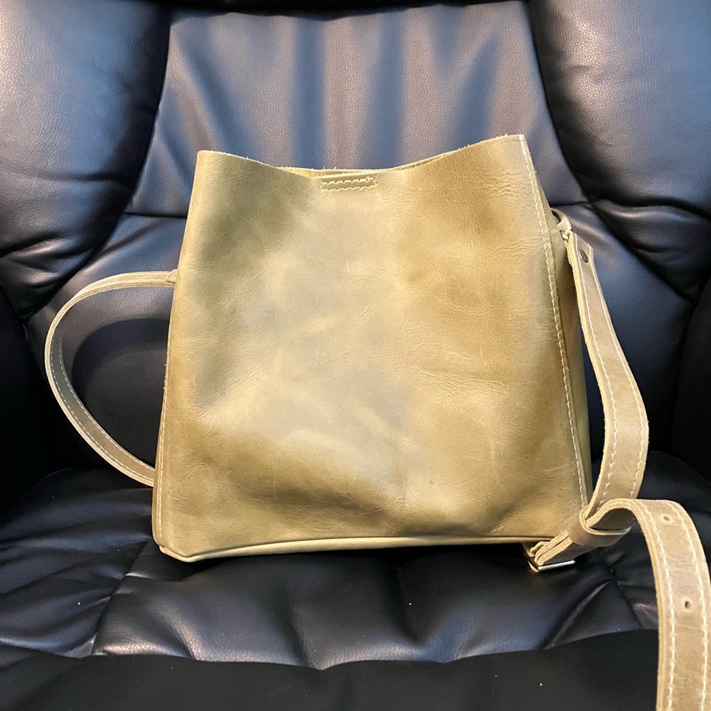 RARE Portland Leather Butterfly Bucket Crossbody bag in Anjou